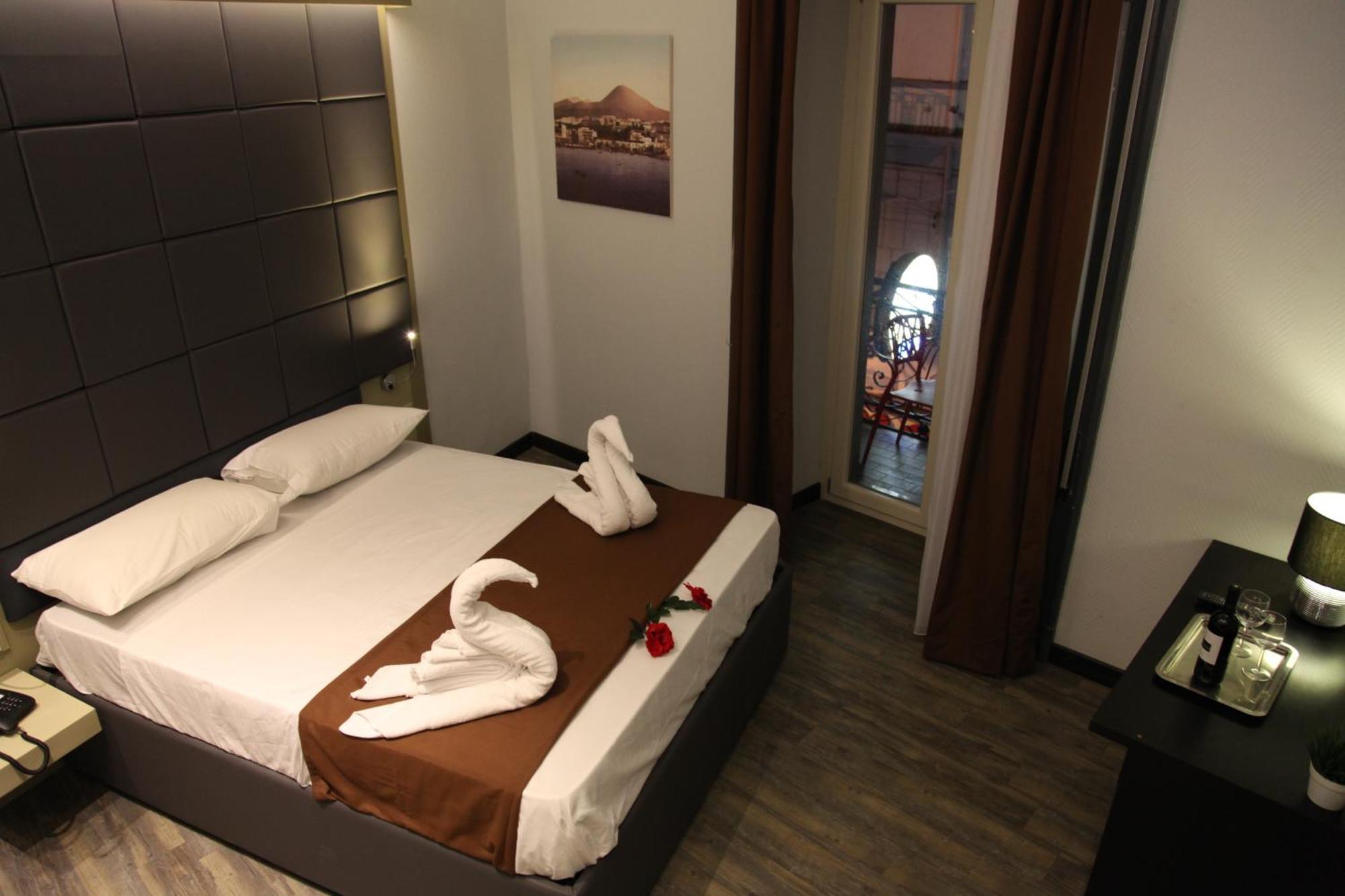 Dolce Vita Rooms เนเปิลส์ ภายนอก รูปภาพ