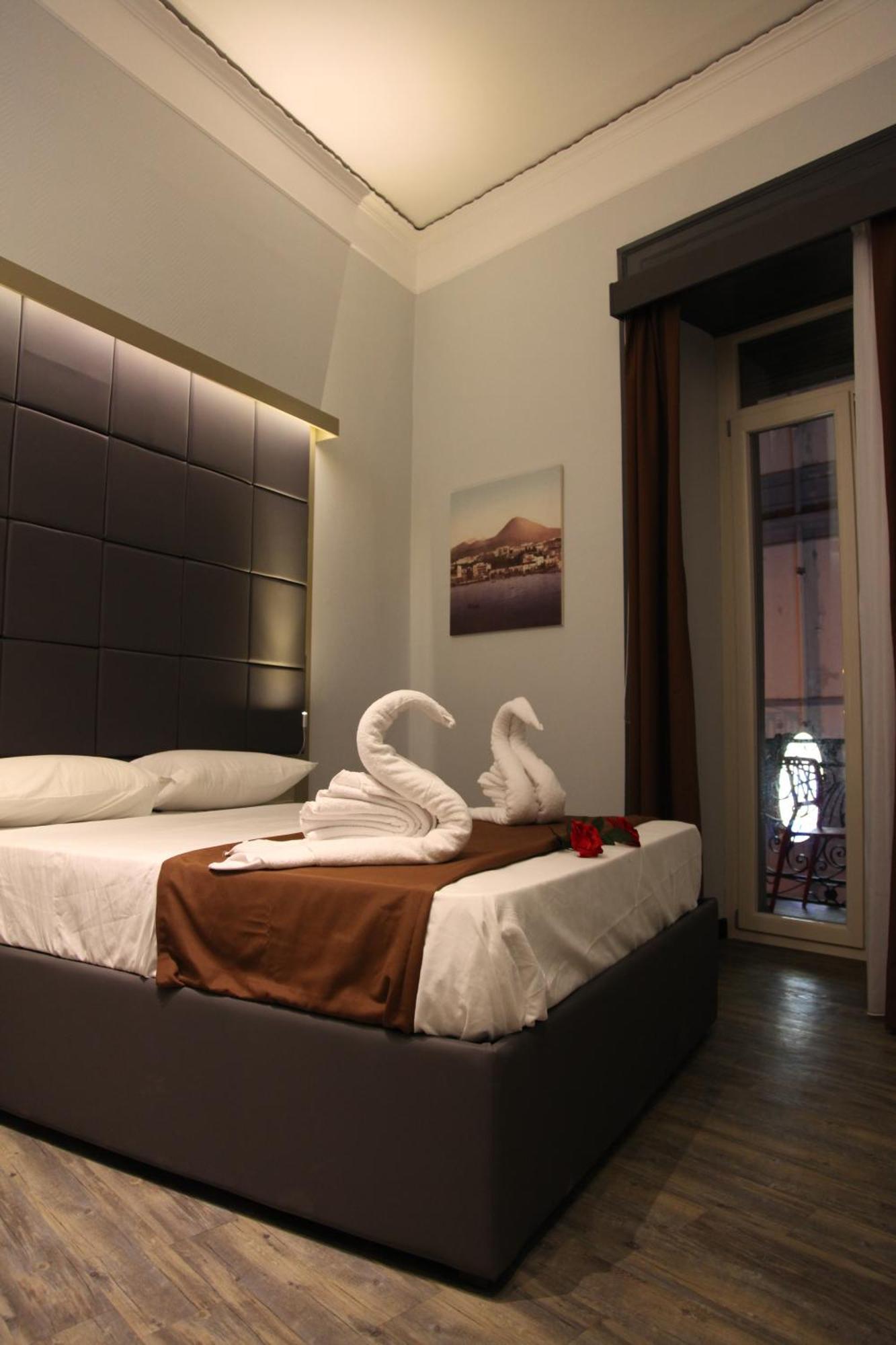 Dolce Vita Rooms เนเปิลส์ ภายนอก รูปภาพ